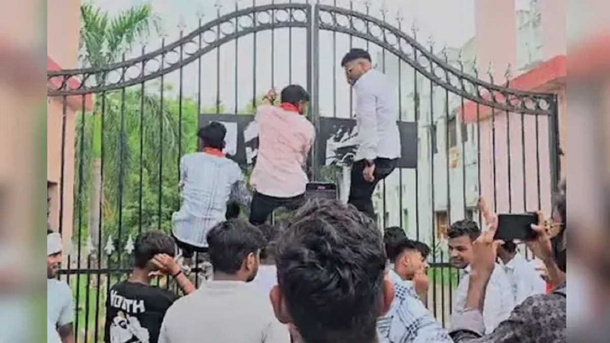 जयपुर में राजस्थान यूनिवर्सिटी के बाहर छात्रों का प्रदर्शन, पुलिस ने किया लाठीचार्ज